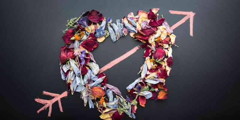 Cupids arrow going through a wreath